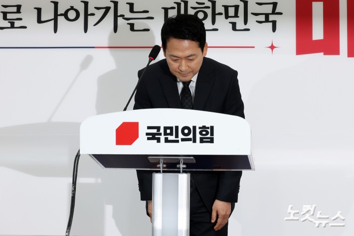 국민의힘 장동혁 대표가 20일 서울 여의도 국회에서 윤석열 전 대통령 1심 선고 결과와 관련 입장 발표를 마치고 인사를 하고 있다.