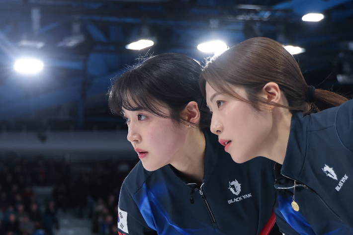 스위핑하는 설예은-설예지 자매. 연합뉴스