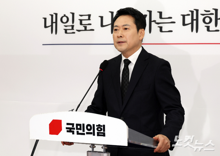 국민의힘 장동혁 대표가 20일 서울 여의도 국회에서 윤석열 전 대통령 1심 선고 결과와 관련 입장을 발표하고 있다. 윤창원 기자