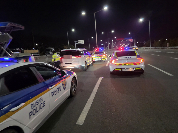 한밤에 '지그재그' 추격전…100㎞ 내달린 만취 운전자 잡혔다