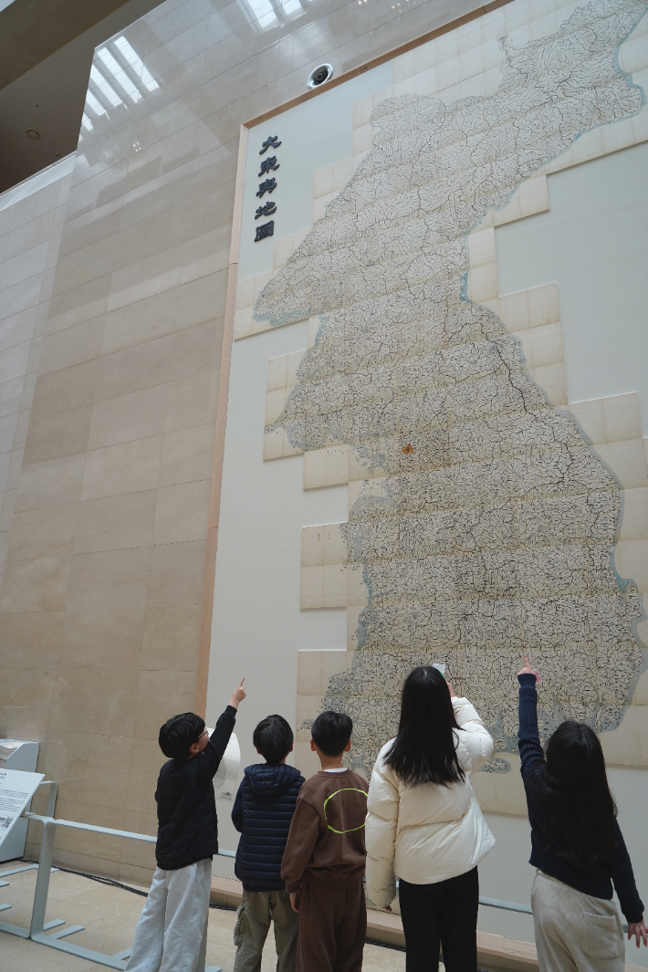 대동여지도를 관람하는 관람객들. 국립중앙박물관 제공