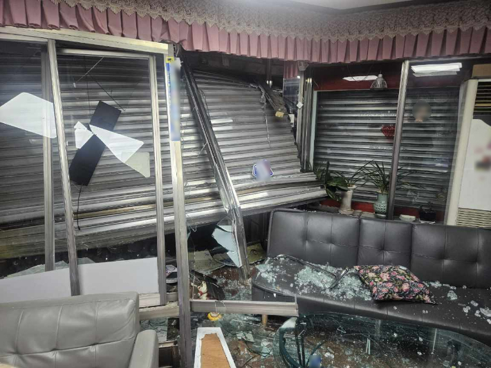 14일 부산 수영구의 한 금은방 출입문이 활어차로 인해 부서진 모습. 부산경찰청 제공