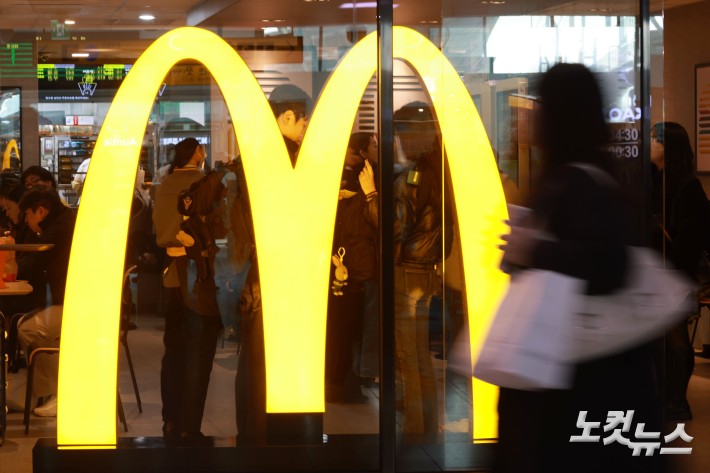 버거킹에 이어 맥도날드도 가격 인상을 단행한 가운데 20일 서울 시내의 한 맥도날드 매장의 모습. 한국맥도날드는 햄버거와 음료, 사이드 메뉴 등 35가지(단품 기준) 제품 가격을 20일부터 100~400원 올린다고 밝혔다.맥도날드의 가격 인상은 지난해 3월 이후 11개월 만으로, 전체 평균 인상률은 2.4%다.