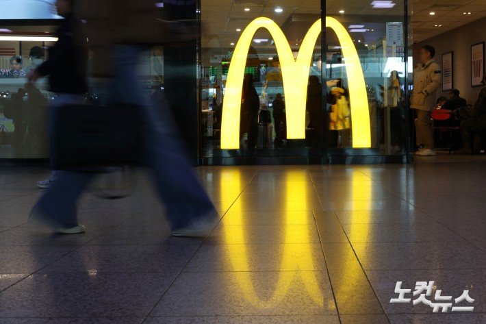 버거킹에 이어 맥도날드도 가격 인상을 단행한 가운데 20일 서울 시내의 한 맥도날드 매장의 모습. 한국맥도날드는 햄버거와 음료, 사이드 메뉴 등 35가지(단품 기준) 제품 가격을 20일부터 100~400원 올린다고 밝혔다.맥도날드의 가격 인상은 지난해 3월 이후 11개월 만으로, 전체 평균 인상률은 2.4%다.
