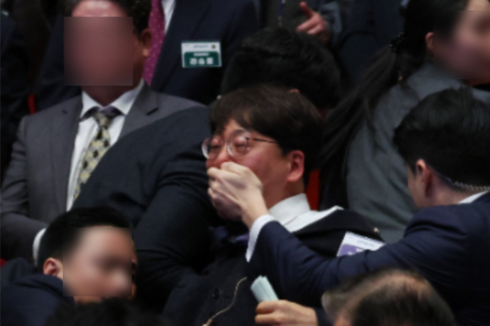 윤석열 전 대통령 당시 경호원들에게 제지당하는 진보당 강성희 전 의원. 연합뉴스