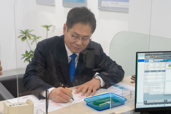 조지훈 전 전북경제통상진흥원 원장이 20일 6·3 전국동시지방선거 전주시장 예비후보 등록을 마치고 증권사를 방문해 주식 계좌를 개설하고 ETF를 매수하고 있다. 조지훈 전 원장 제공