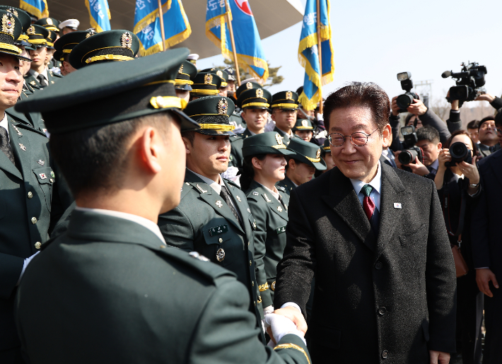 이재명 대통령이 20일 충남 계룡대 대연병장에서 열린 육·해·공군 사관학교 통합임관식에서 사관생도들과 악수하고 있다. 연합뉴스