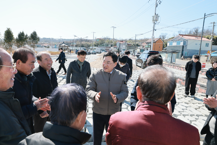 주낙영 경주시장이 가곡항 일원에서 주민들과 만나 사업 추진 현황을 공유하고 의견을 청취하고 있다. 경주시 제공
