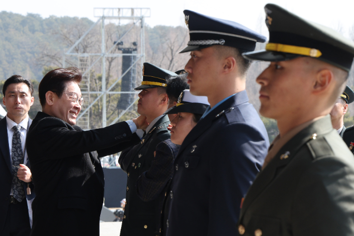 이재명 대통령이 20일 충남 계룡대 대연병장에서 열린 육·해·공군 사관학교 통합임관식에서 임관 장교들에게 계급장을 달아주고 있다. 연합뉴스