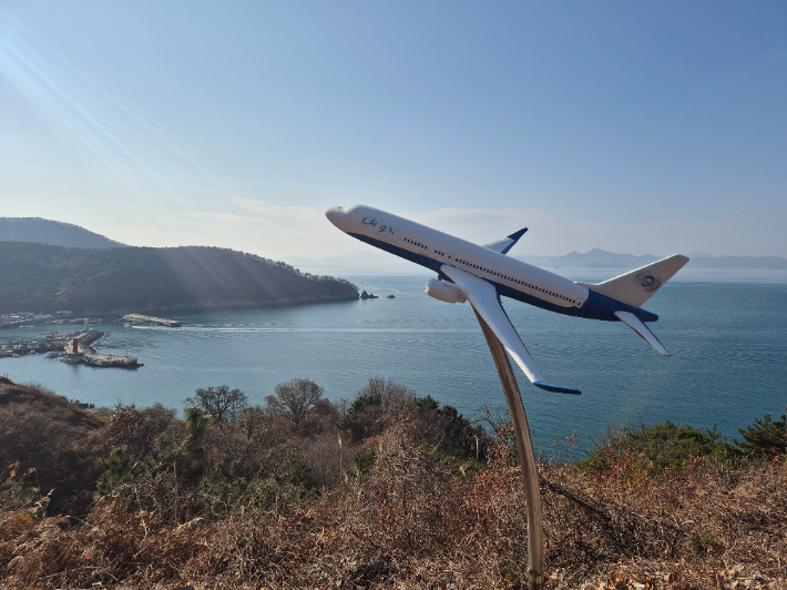 가덕도 대항전망대에서 바라본 가덕도신공항 예정 부지.  박중석 기자