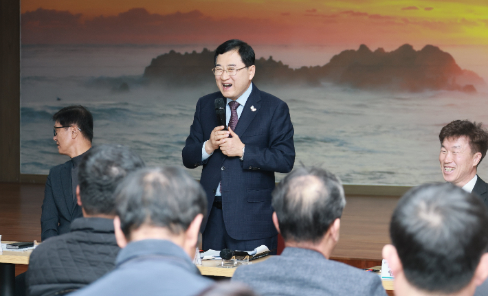 문무대왕면 현장소통마당에서 주낙영 경주시장이 인사말을 하고 있다. 경주시 제공