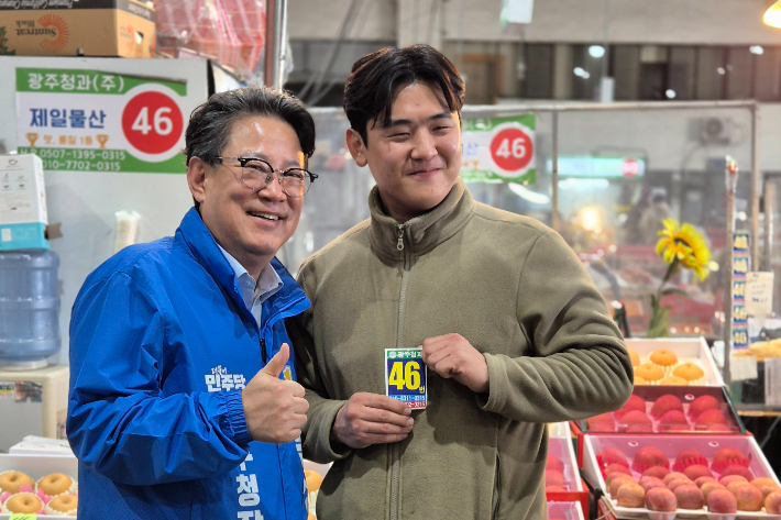 더불어민주당 문상필 부대변인이 20일 광주 북구청장 예비후보 등록을 마치고 각화동 농산물도매시장을 찾는 등 본격 선거운동에 돌입했다. 문상필 부대변인 측 제공