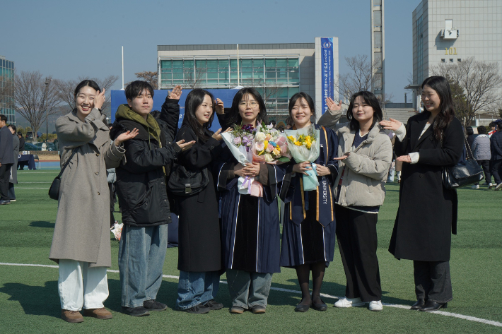 한동대 졸업생과 재학생이 함께 졸업을 축하하고 있다. 한동대 제공