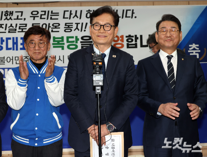 송영길 전 더불어민주당 대표가 20일 인천 남동구 더불어민주당 인천시당에 복당신청서를 접수 후 소감을 밝히고 있다. 인천=황진환 기자