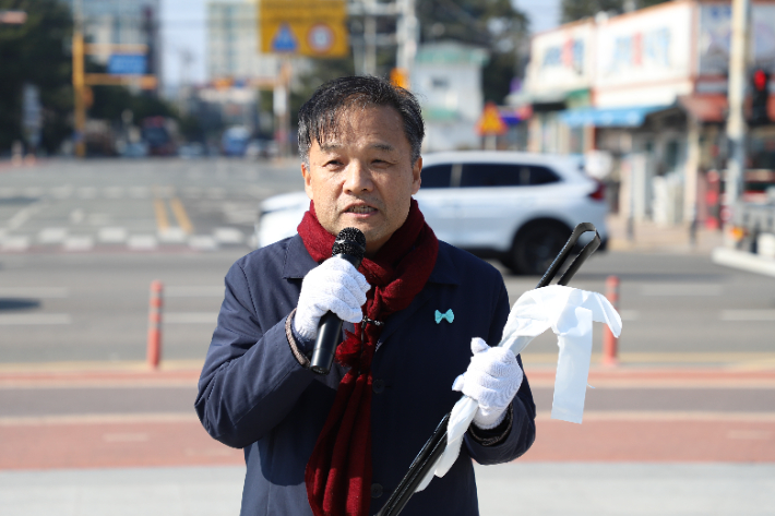 포항시기독교교회연합회 회장 박영호 목사(포항제일교회)가 사순절 플로깅 출발모임의 의의를 설명하고 있다. 김일현 선교국장