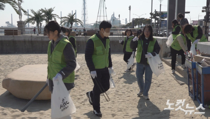 사순설 플로깅을 하고 있는 포항YMCA 단체 회원. 김일현 선교국장