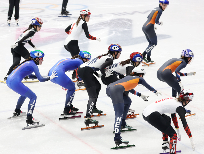 18일(현지시간) 이탈리아 밀라노 아이스스케이팅 아레나에서 열린 2026 밀라노-코르티나담페초 동계올림픽 쇼트트랙 여자 3000m 계주에서 심석희가 최민정을 밀어주고 있다. 연합뉴스