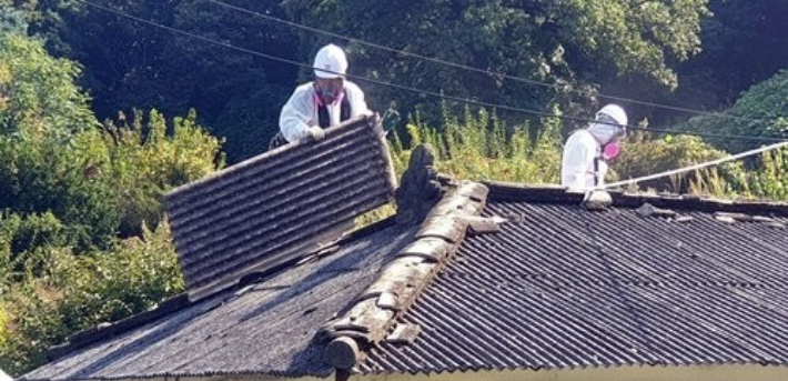 석면 슬레이트 지붕 철거 작업이 진행되는 모습. 연합뉴스