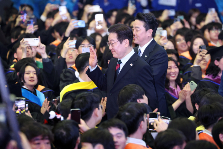 이재명 대통령이 20일 대전 유성구 한국과학기술원(KAIST)에서 열린 학위수여식에 입장하고 있다. 연합뉴스