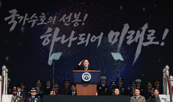 이재명 대통령이 20일 충남 계룡대 대연병장에서 열린 육·해·공군 사관학교 통합임관식에서 거수경례를 하고 있다. 연합뉴스