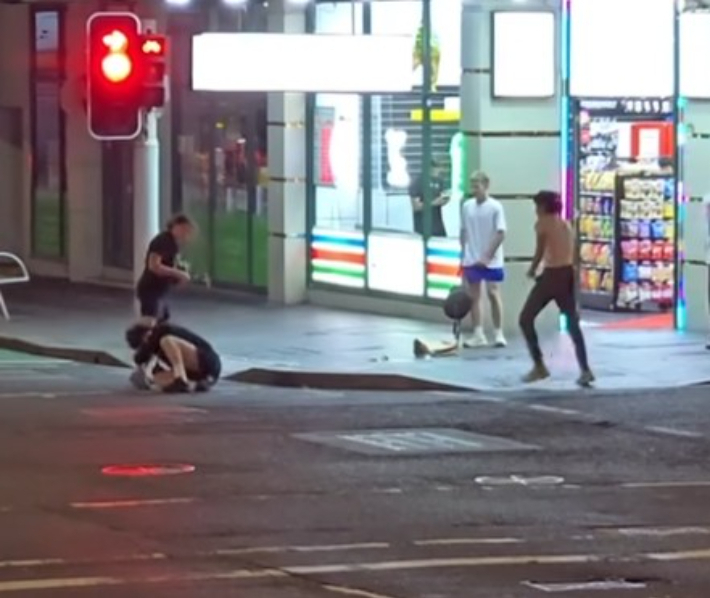 20일(현지시간) 7뉴스 등 현지 매체들에 따르면 지난 18일 오전 3시께 시드니 중심가 한 교차로 인도에서 한국인 청년 1명을 포함한 아시아계 남성 일행 3명이 다른 남성 3명에게 집단 폭행당했다. SNS캡처