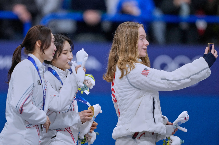 최민정, 김길리와 사진 촬영하는 커린 스토더드. 연합뉴스