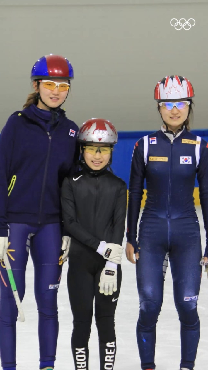 심석희(왼쪽), 최민정(오른쪽)과 함께 사진 찍은 어린 시절 김길리(가운데)의 모습. 올림픽 SNS 캡처