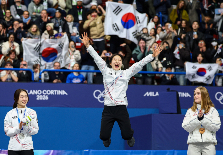 시상대에서 펄쩍 뛰어오른 김길리. 연합뉴스