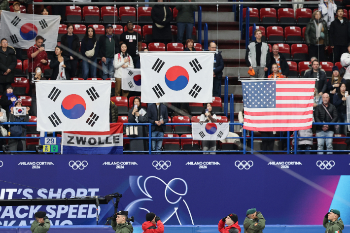 태극기 게양, 오늘은 똑바로?. 연합뉴스