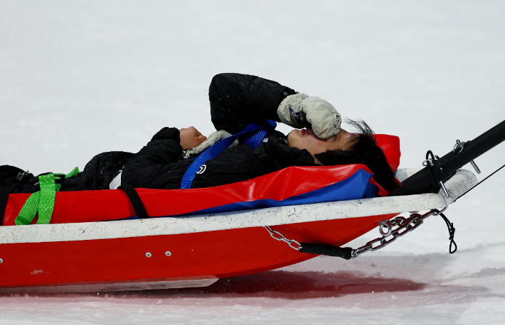 통증 호소하는 이승훈. 연합뉴스