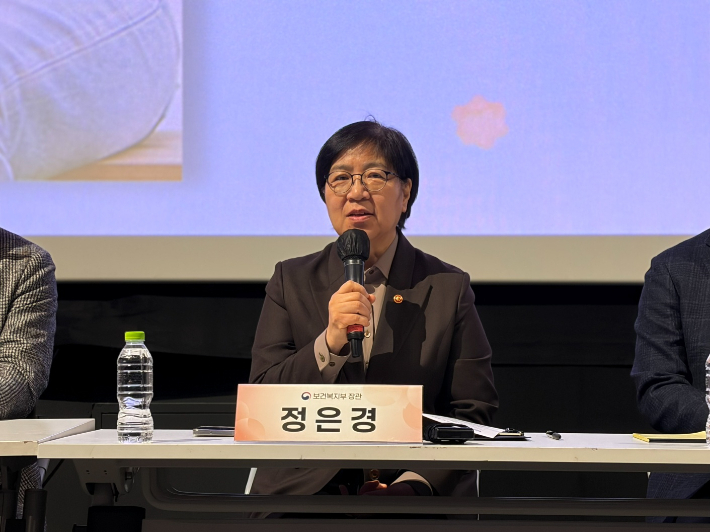 지난 20일 서울 용산구 용산CGV에서 열린 보건복지부와 한국1형당뇨병환우회가 주최하고 대한당뇨병학회가 주관한 영화 '슈가'(감독 최신춘) 특별 상영회 및 간담회에 참석 정은경 보건복지부 장관. ㈜메시지필름 제공