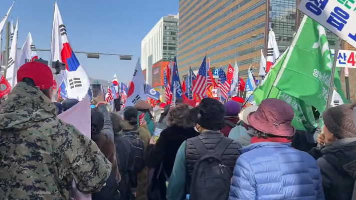 내란 우두머리 혐의를 받는 윤석열 전 대통령이 지난 19일 1심에서 무기징역을 선고받자, 21일 오후 서울 종로구 광화문 앞에서 대한민국바로세우기국민운동본부 주최로 열린 집회가 열려 시민들이 '윤어게인'을 외치고 있다. 동영상 캡쳐