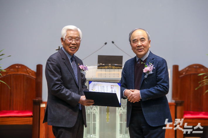 전북 원로·은퇴장로회연합회 김남기 신임 회장이 권영훈 직전회장에게 공로장을 수여한 뒤 기념촬영을 하고 있다. 최화랑 기자