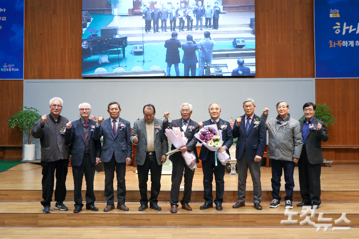 전북 원로·은퇴장로회연합회 제9회 정기총회에서 신·구 임원들이 인사를 나눈 뒤 기념촬영을 하고 있다. 최화랑 기자
