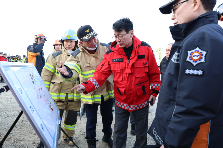 홍종완 충남도 행정부지사가 서산 석유비축기지 인근 현장 지휘본부에서 산불 진화와 대응을 이끌고 있다. 충남도 제공