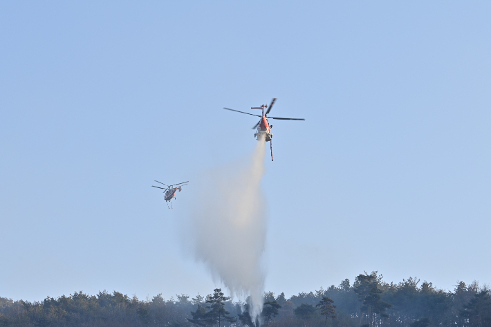 충남 예산 산불 현장에서 헬기가 물을 뿌리며 진화에 주력하고 있다. 충남도 제공