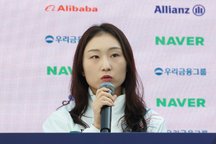 취재진 질문에 답하는 최민정. 연합뉴스