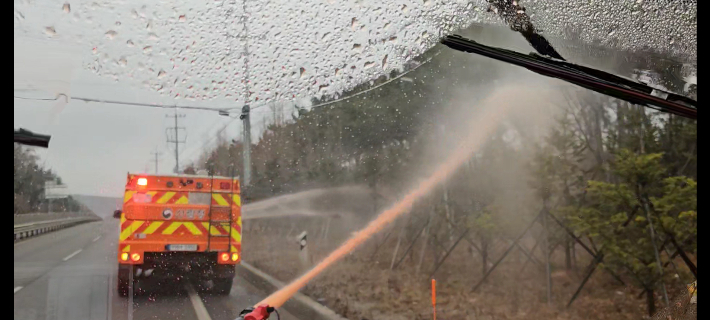 산림청이 서산에서 발생한 산불 현장에 산불확산지연제인 리타던트를 살포하고 있다. 산림청 제공