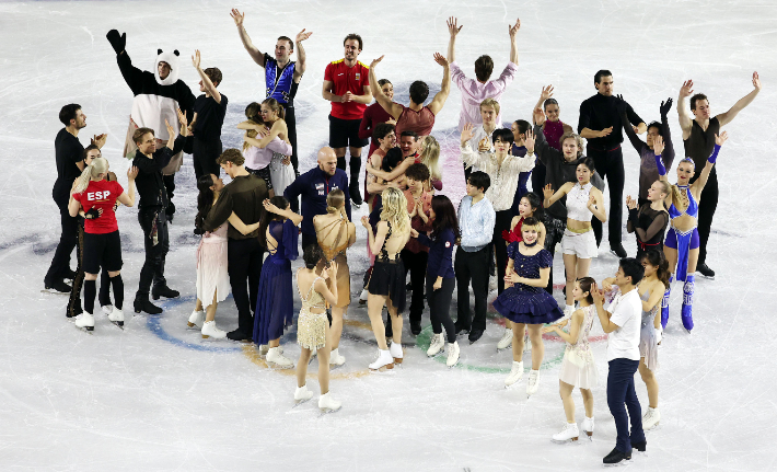 21일(현지 시간) 이탈리아 밀라노 아이스스케이팅 아레나에서 열린 2026 밀라노ㆍ코르티나담페초 동계올림픽 피겨스케이팅 갈라쇼에서 연기를 마친 선수들이 인사를 하고 있다. 연합뉴스 
