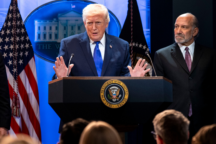 지난 20일(현지시간) 미국 백악관에서 도널드 트럼프 대통령이 미 연방대법원의 상호관세 위법 판결에 대한 입장을 전하는 모습. 연합뉴스