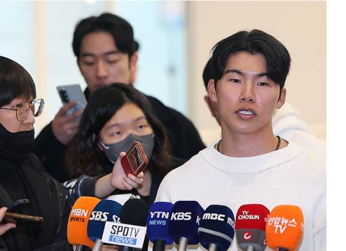 김혜성이 지난달 대표팀 1차 전훈 출국에 앞서 기자 회견을 하는 모습. 연합뉴스 