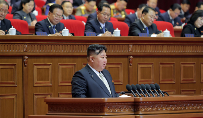 김정은 국무위원장이 당중앙위원회 제8기 사업총화보고를 하고 있는 모습. 연합뉴스