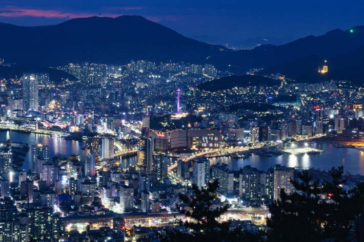 크루즈 터미널 24시간 운영에 따라 승객들이 부산의 야간 관광을 즐길 수 있게 됐다. 부산시 제공