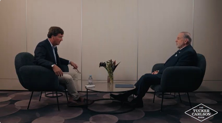 터커 칼슨(왼쪽)과 인터뷰 중인 마이크 허커비 대사(오른쪽). 연합뉴스