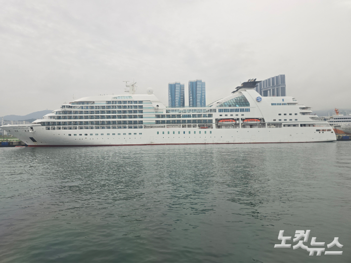 부산항에 입항한 대형 크루즈선. 송호재 기자
