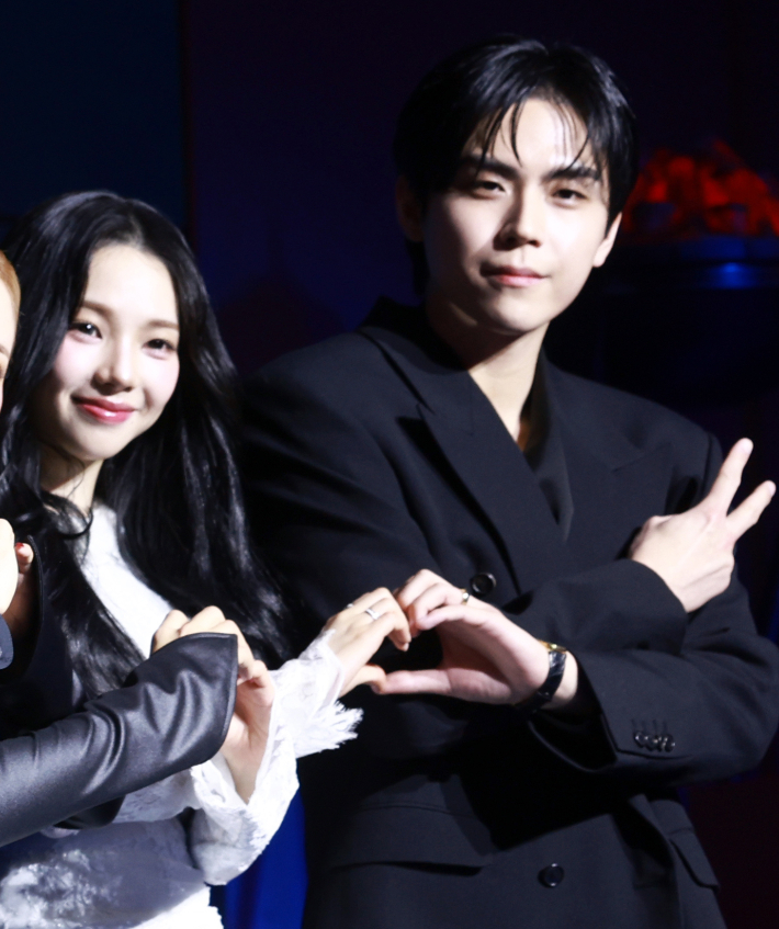 19일 서울 마포구 호텔 나루 서울 엠갤러리에서 열린 넷플릭스 예능 '미스터리 수사단' 시즌2 제작발표회에서 출연자들이 포즈를 취하고 있다. 카리나와 김도훈. 연합뉴스