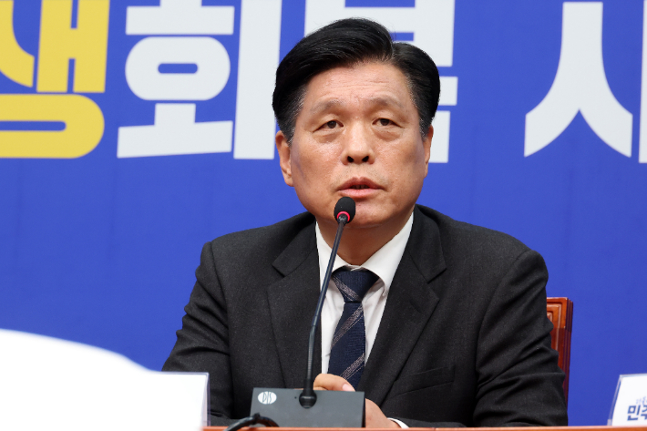 더불어민주당 조승래 사무총장이 22일 국회에서 현안 관련 기자간담회를 하고 있다. 연합뉴스