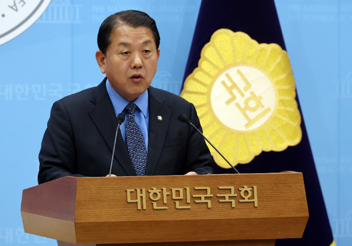 경기지사 선거 출마를 선언했던 더불어민주당 김병주 의원이 22일 국회 소통관에서 긴급 기자회견을 열고 경기도지사 출마 공식 철회를 발표하고 있다. 연합뉴스
