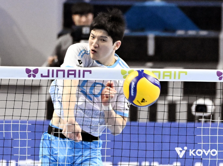 대한항공 정지석이 22일 현대캐피탈과 홈 경기에서 강타를 터뜨리고 있다. 한국배구연맹  