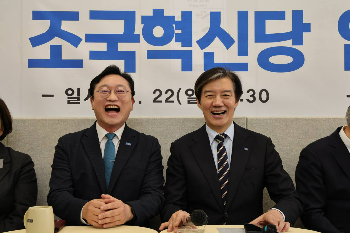 입당 축하 기자회견에서 명창환 여수시장 후보(왼쪽)와 조국 대표가 밝게 웃고 있다. 조국혁신당 제공 